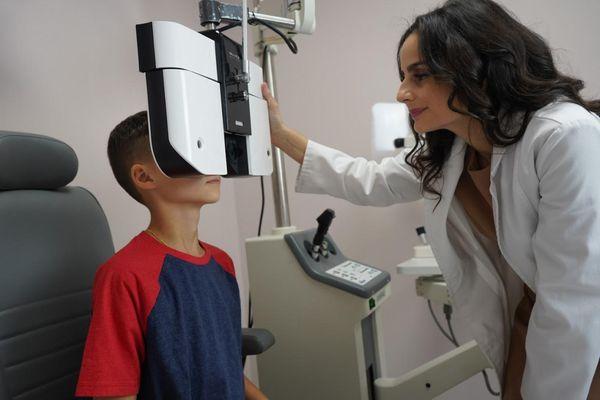 Pediatric eye exams and eye wear are our specialty. Nosotras queremos ser una clara diferencia.