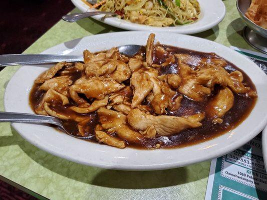 White meat chicken in oyster sauce was very good.