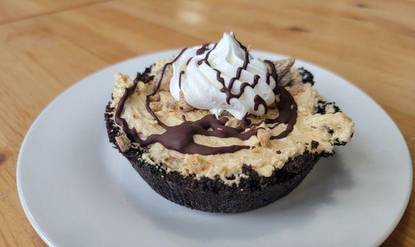 peanut butter pie with oreo crust