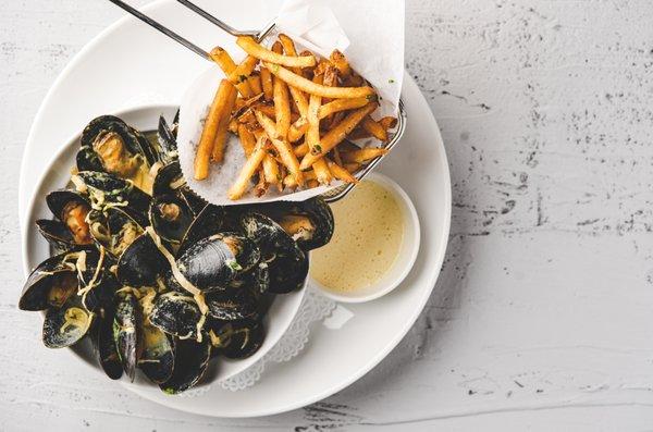 Moules et Frites Mussels, Saffron, Dijon, White Wine, Saffron Aioli