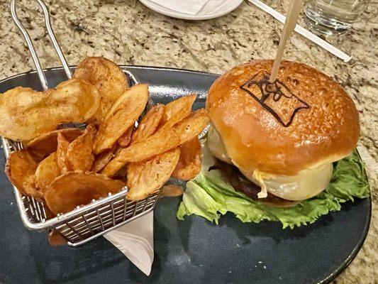 Cheeseburger with chips