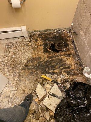 Water damage to bathroom floor I can fix it