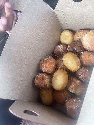 Timbits Mixed. PLEASE STOP SELLING THE CHOCOLATE ONES IT WILL SAVE YOU ON FLOWER. NOOBODY WANTS THE CHOCOLATE.