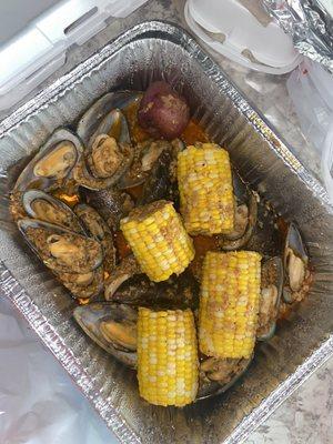 Pound of Green Mussel (with xtra potatoes and corn)