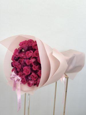 The perfect bouquet to celebrate a special occasion, express heartfelt emotions, or simply add a pop of color to any space