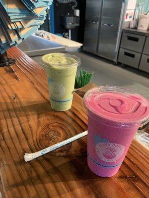 Green smoothie and pink pitaya smoothie