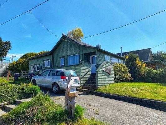 Sea View Cottage. Right off the 101 highway.