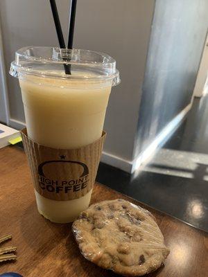 Lemonade smoothie and a cookie