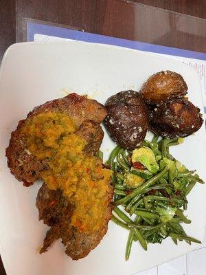 Meatloaf with fried potatoes & veggies