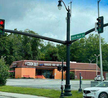 Exterior of restaurant - standalone building across street from Kroger and Lefty's on S Main St - drive thru, loads of lot parking