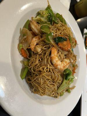 Egg noodle with vegetables and shrimp