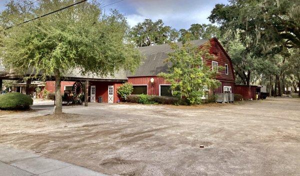 Bennie's Red Barn storefront