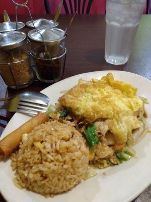 LUNCH portion Pad Woon Sen w/ extra egg on top