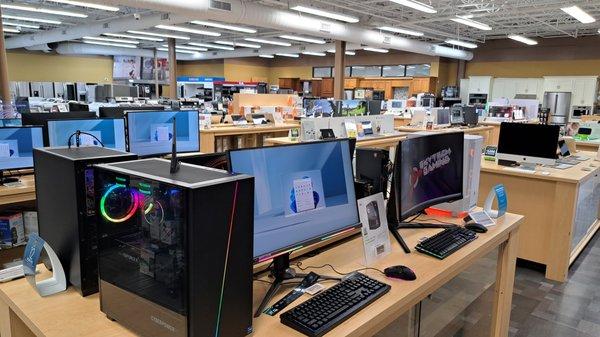 Gaming computer display table with demo computer monitors