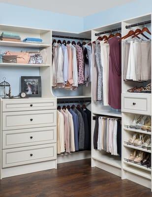 Custom Closets - Free upgrade on select color finishes* for a limited time.