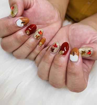 Super cute pumpkin autumn themed nails!