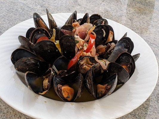 Mussels appetizer, excellent broth.