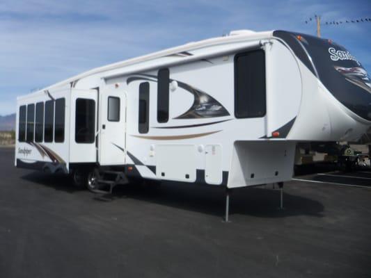 2013 Sandpiper 5th wheel 330RL 3 slide. $43995