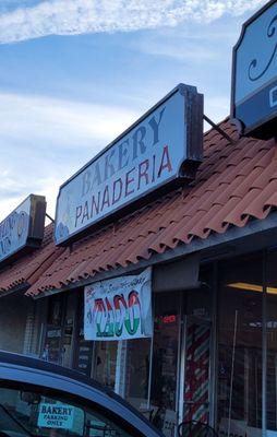 The front of the small Chelos Panaderia.