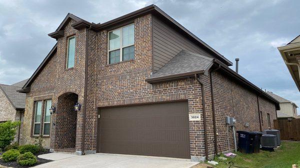 New roof and gutter installation.
Roof: Owens Corning Oakridge (color: Driftwood)