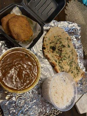 Chicken vindaloo, keema samosa, steamed rice, and bullet naan