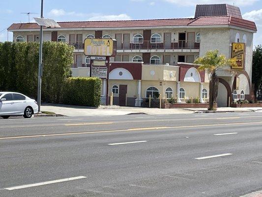 Penguin motel and Horizon Inn motel signs