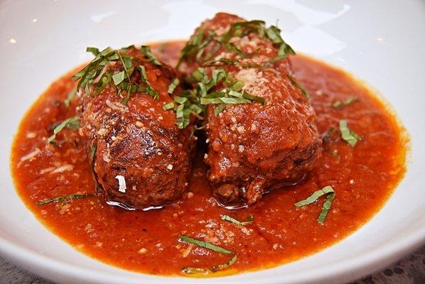 Beef Braciole

Breadcrumbs, parsley, parmiggiano, fontina, tomatoes sauce & basil, served with linguine garlic and oil.