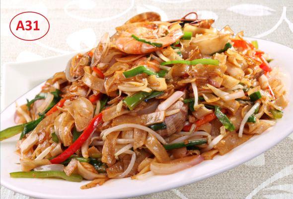 Tasty seafood chow fun with flat noodles, succulent seafood, crisp vegetables, and savory sauce. A satisfying, flavorful favorite!