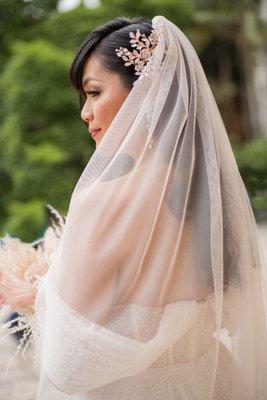 A side view with my barrette and veil