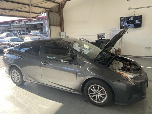 Car getting smog tested