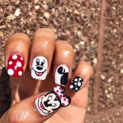 Mickey and Minnie Mouse nail art perfect for Disney trip