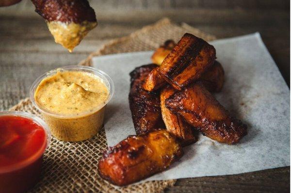 Tajadas/sweet plantains dipped in pica'pun!