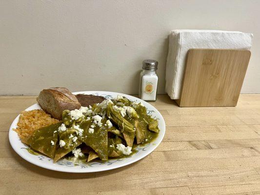 Chilaquiles de pollo en salsa verde