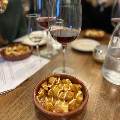 Patatas bravas paired with 4 Monos Vinos de Madrid (2019)