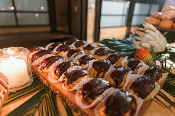 Mini eclairs (photo credit: Willmus Weddings)