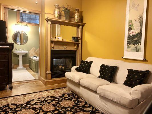 The romantic sitting area in the Amber room