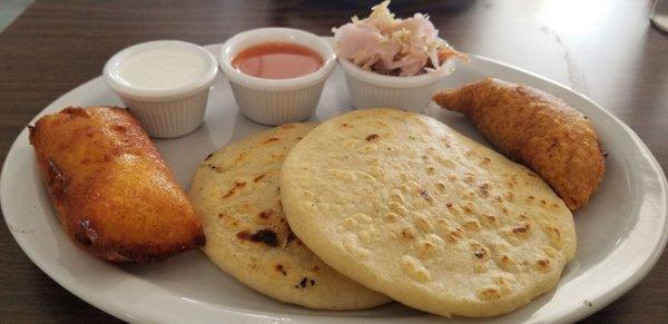 Combo with 2 pupusas and two sorta empanadas