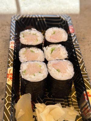 Yellowtail scallion roll