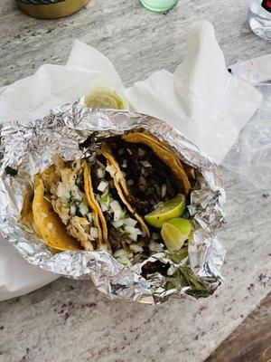 Tacos de carne asada y pollo