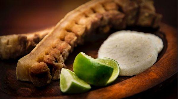 Chicharron acompañado de arepa. La mezcla perfecta para nuestro paladar! Ven y disfruta de los antojitos mas colombianos de nuestra tierra.