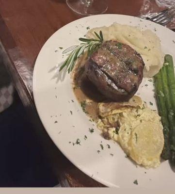 Steak, mashed potatoes, asparagus