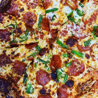 Pepperoni and green pepper pizza