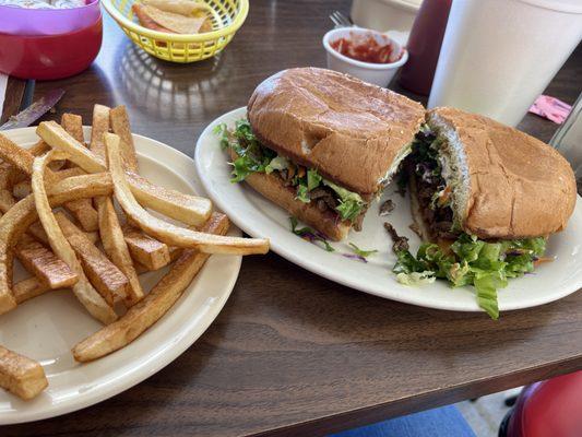 Do not have a lot of options on the southside but cant go wrong with 4 Mission's Cafe. Delicious food!#torta de asada