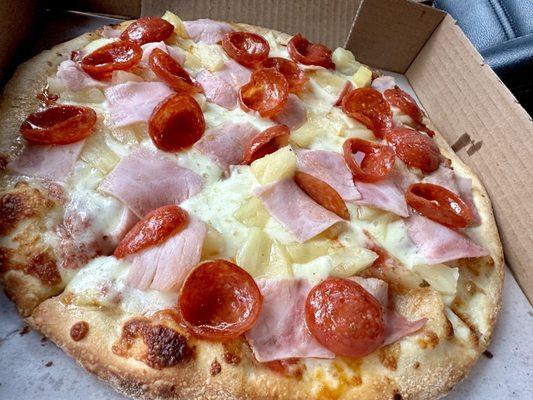 Hawaiian pizza with pepperoni