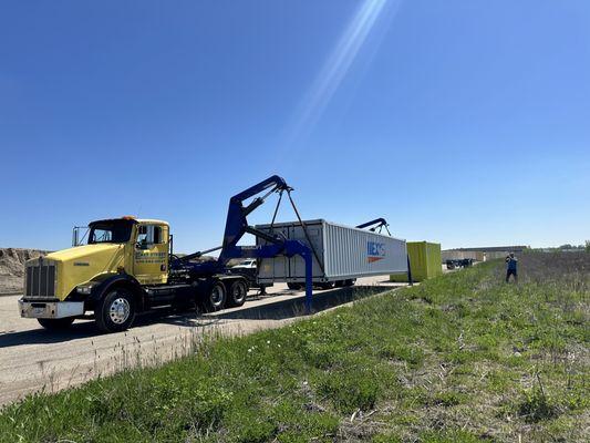 Megalift side lifter - Moving containers in remote areas