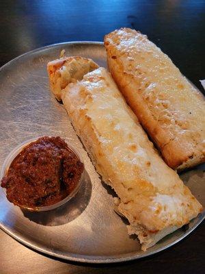 Garlic cheese bread with red pesto