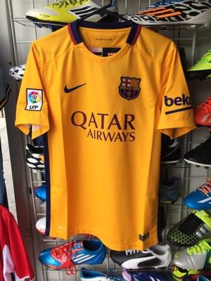 Barcelona 2015-2016 away color