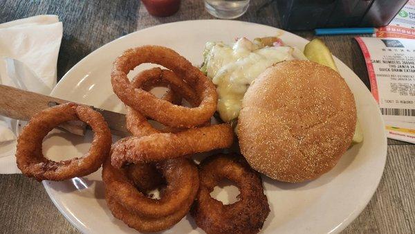 Sausage burger with onion rings