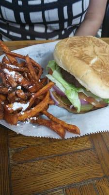 Hamburger with sweet potatoe fries and powder sugar