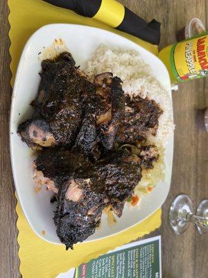 Jerk chicken with white rice and cabbage